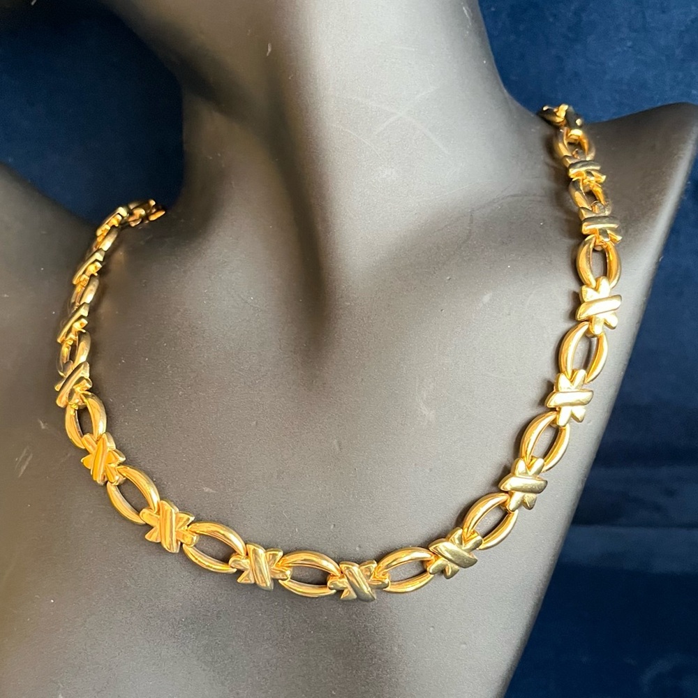 Vintage Avon gold tone X and O "Hugs and Kisses" link necklace